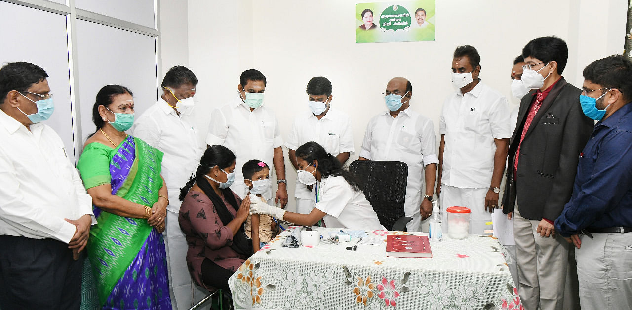 Tamil Nadu Chief Minister Edappadi K Palaniswami inaugurating a mini-clinic in Chennai on Monday. Credit: Special Arrangement