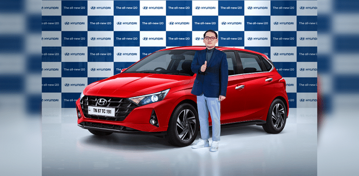 SS Kim, MD and CEO, Hyundai Motor India, with the newly launched i20 hatchback. Credit: DH Photo
