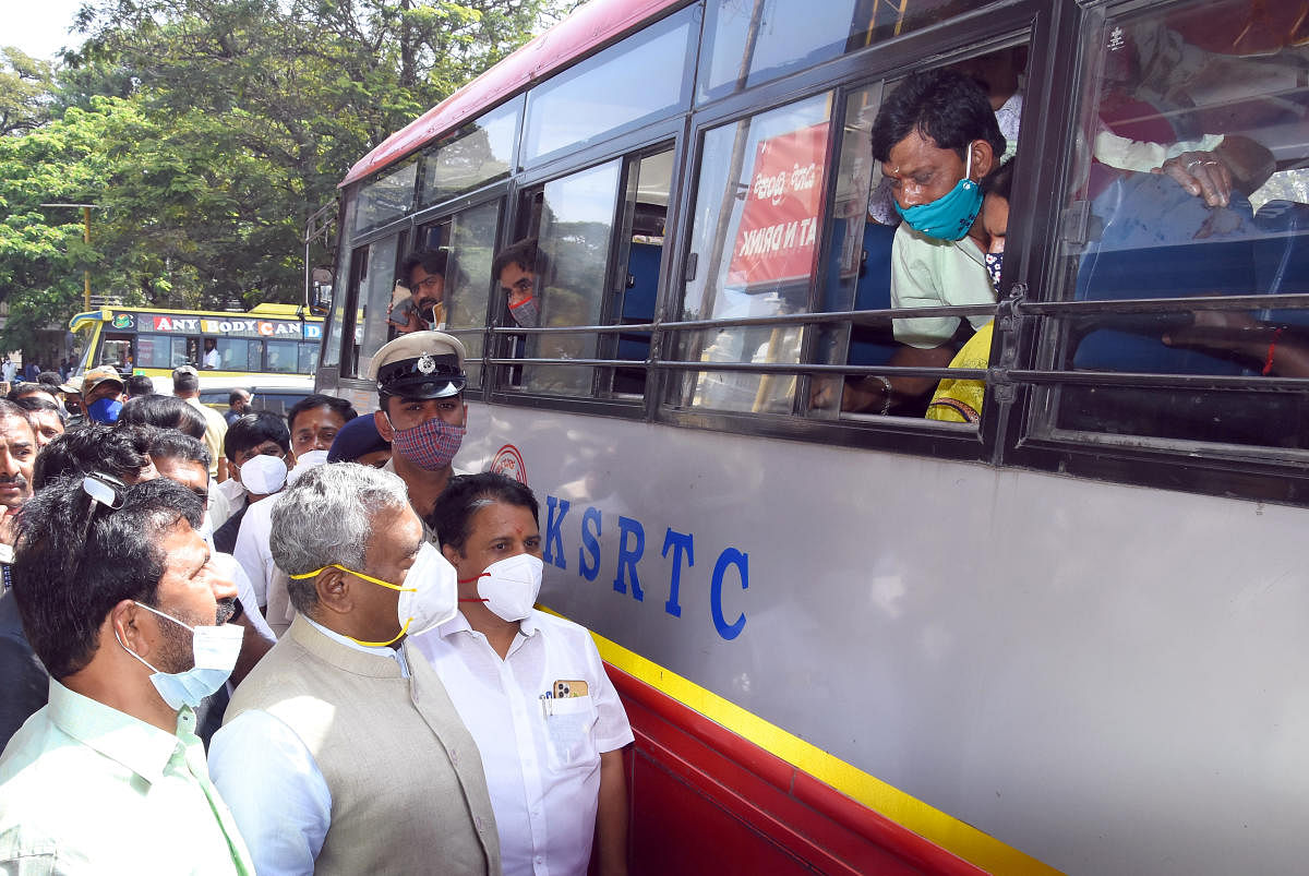 District In-charge Minister S T Somashekar interacts with passengers at KSRTC bus stand in Mysuru on Monday. MLA L Nagendra and MUDA Chairman H V Rajeev are seen. Credit: DH PHOTO