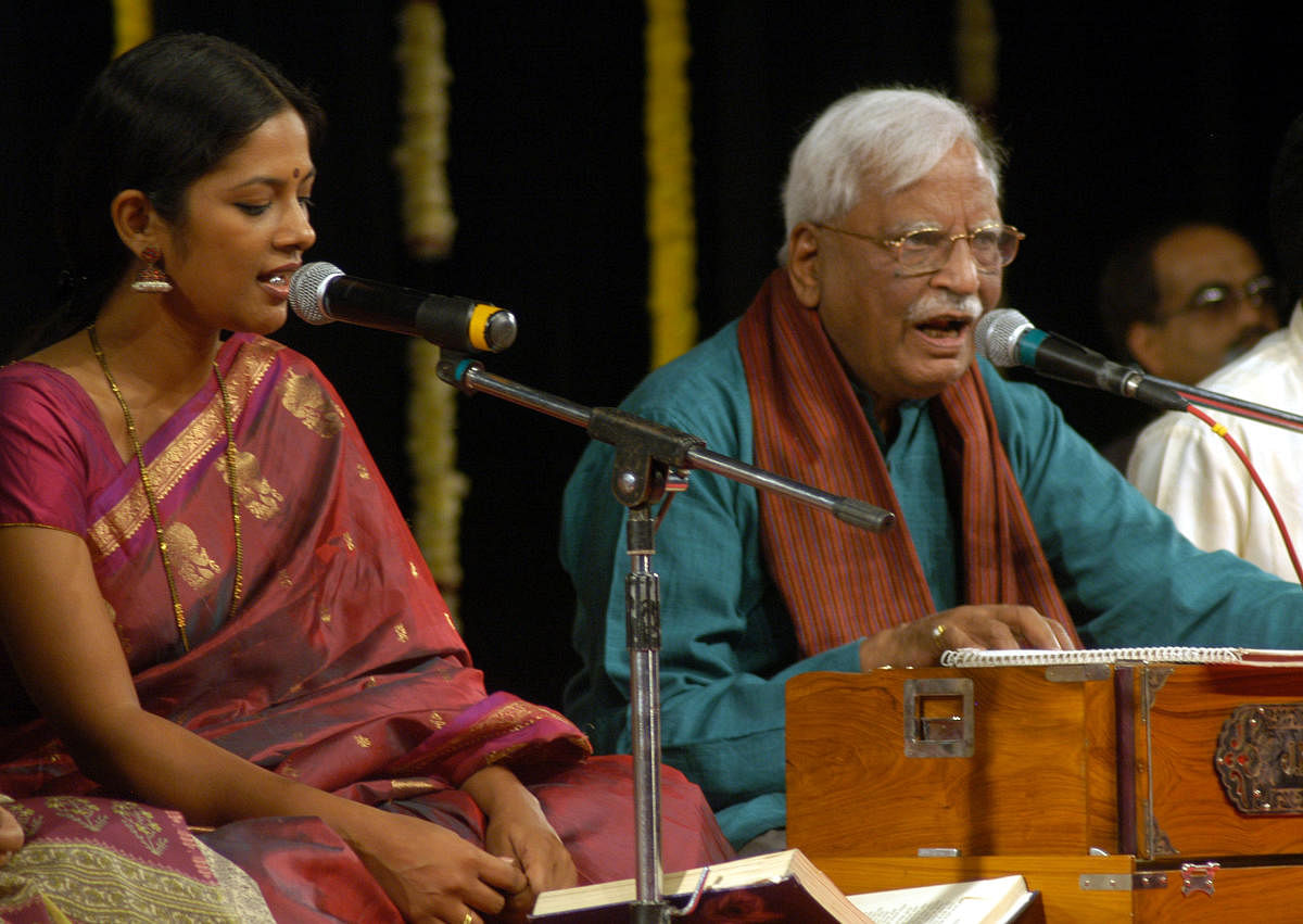 Singer C Ashwath and co-singers. Credit: DH Photo