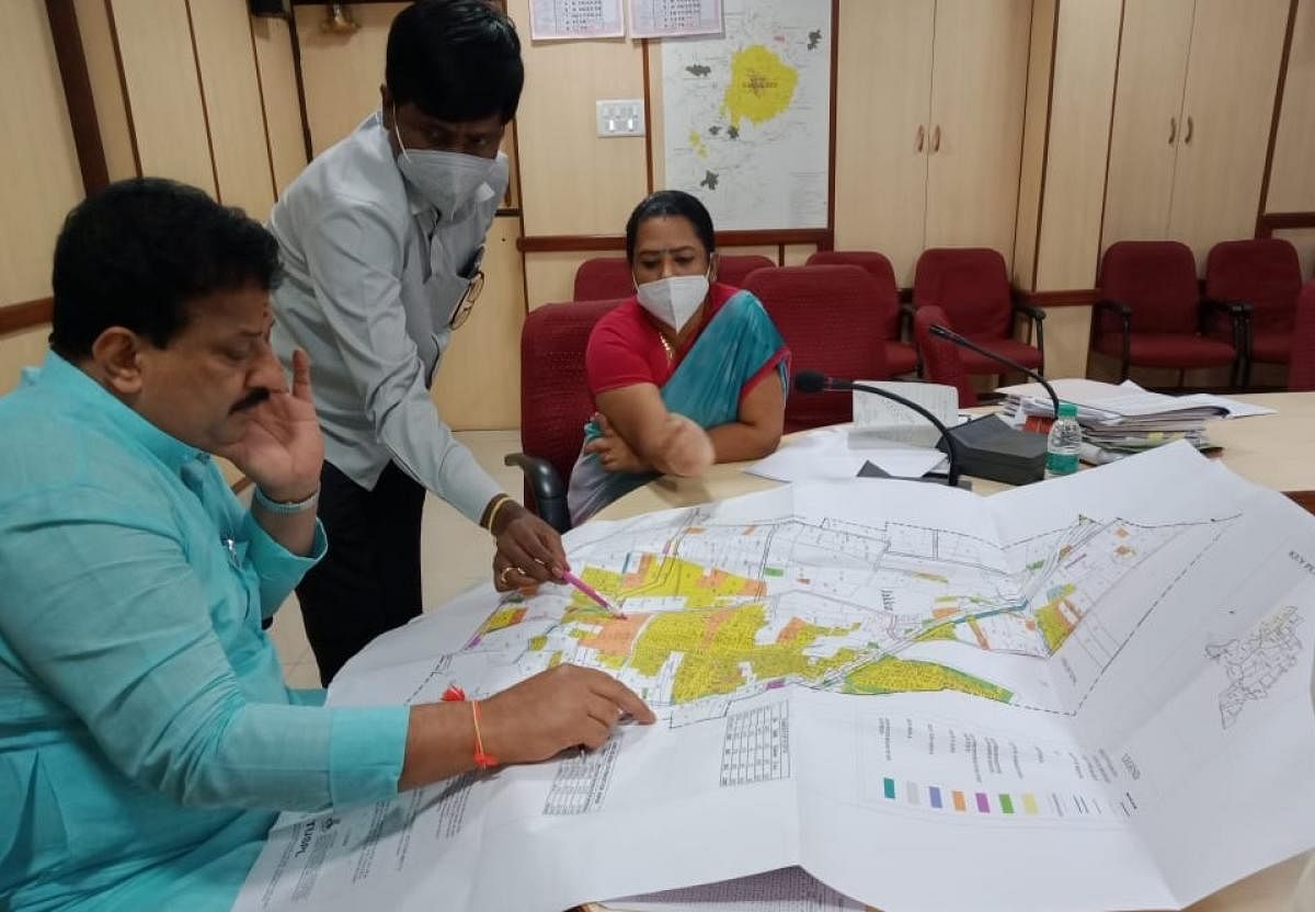 BDA Chairperson SR Vishwanath holding a review meeting on the progress of works at the Arkavathy Layout developed by the Bangalore Development Authority. Credit: Special Arrangement