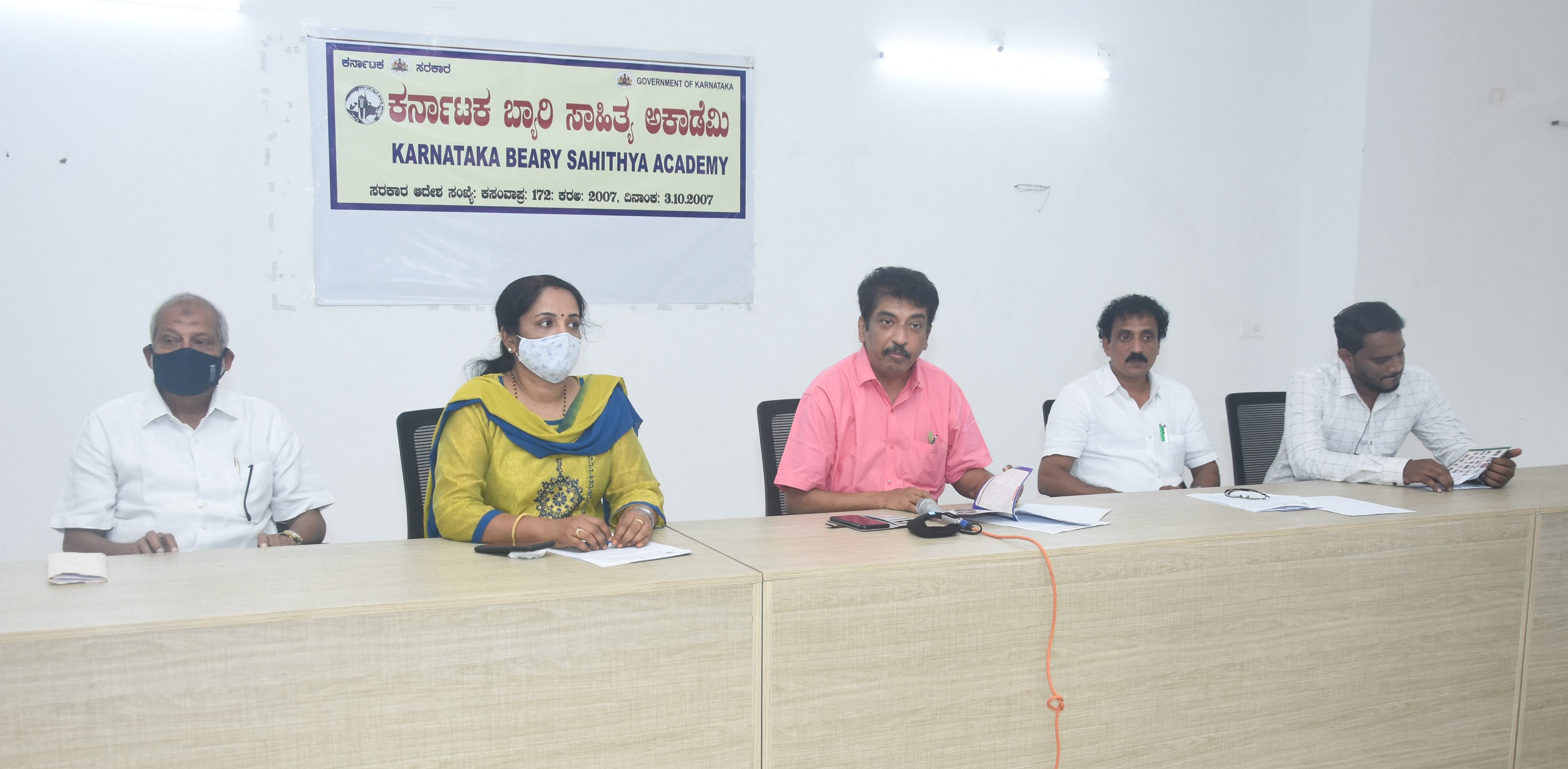 Karnataka Beary Sahithya Academy President Rahim Ucchil speaks to mediapersons in Mangaluru, Credit: DH Photo