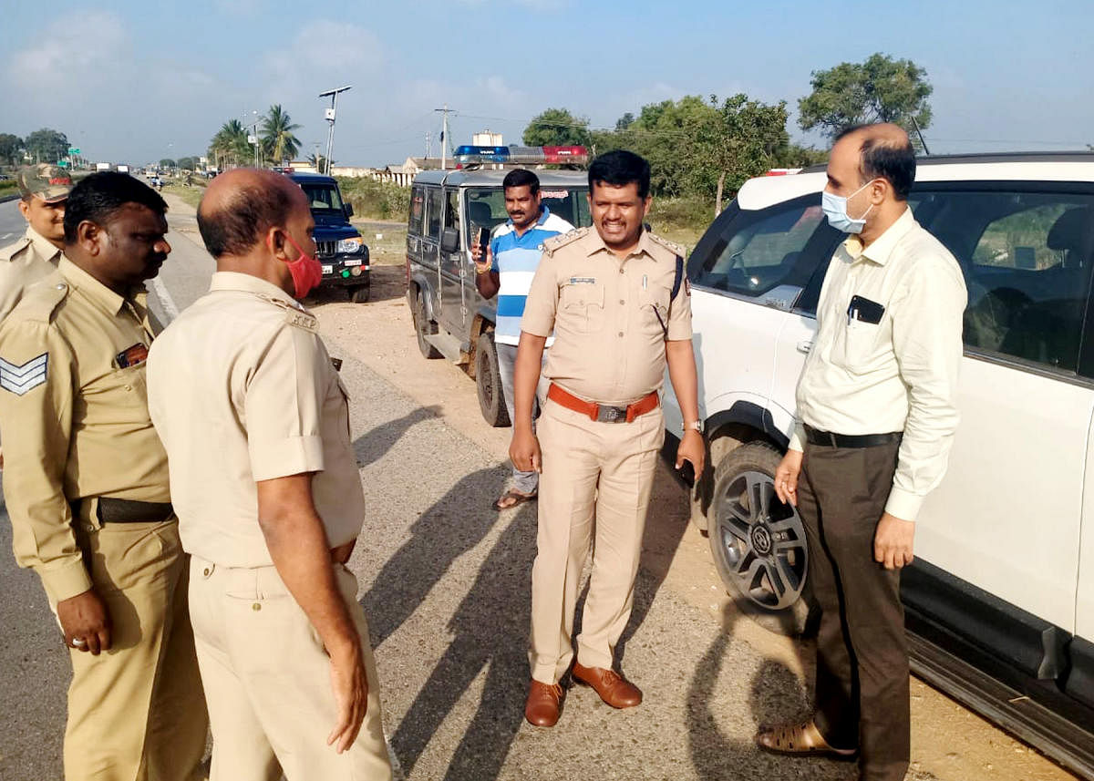Police, who received information that he was travelling from Hassan side, on national highway 75, intercepted the vehicle near Hassan-Mandya border toll. Credit: Special Arrangement