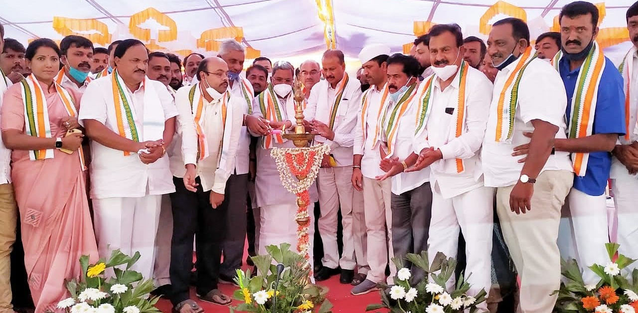 Opposition Leader Siddaramaiah inaugurates Grama Janadhikar Samavesha of Congress workers of Chamundeshwari constituency at Kalabhyraveshwara Convention Hall, Niveditha Nagar, Mysuru, on Friday. Credit: DH Photo