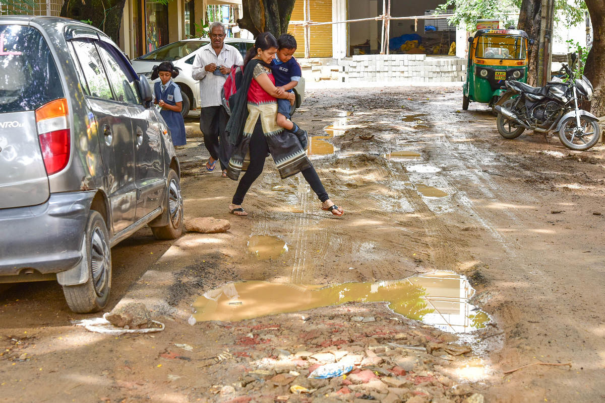 The court recalled an earlier order, by which the right to good roads is guaranteed under the Constitution. Credit: DH FILE/Irshad Mahammad