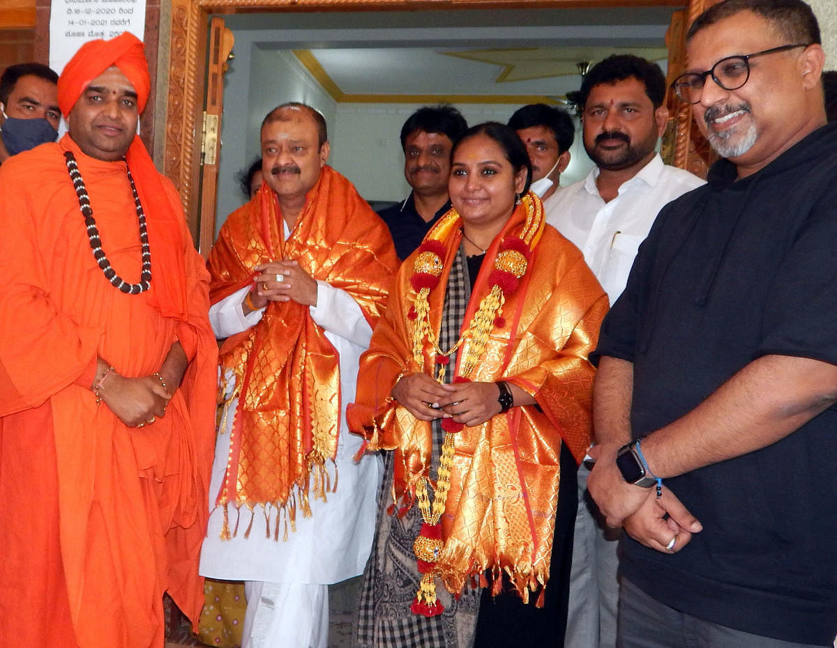 Seer Trinetra Mahanta Shivayogi Swami felicitates Shruthi and District In-charge Minister K C Narayana Gowda at Chandravana Ashram near Srirangapatna, Mandya district on Thursday. DH PHOTO