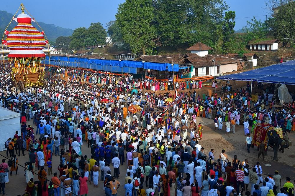 Devotees take part in Champa Shashti Brahmarathotsava at Kukke Subrahmanya Templeon Sunday. Credit: DH Photo