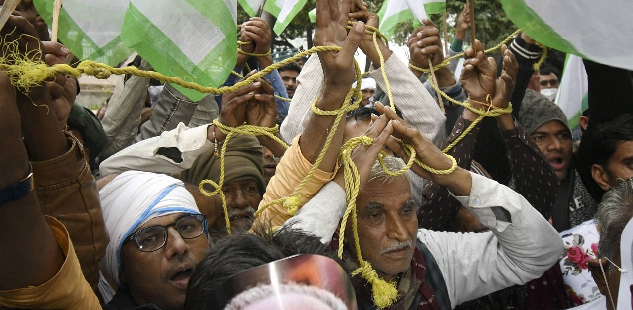 Farmers protest against Centre's farm reform laws, in Bhopal. Credit: PTI Photo