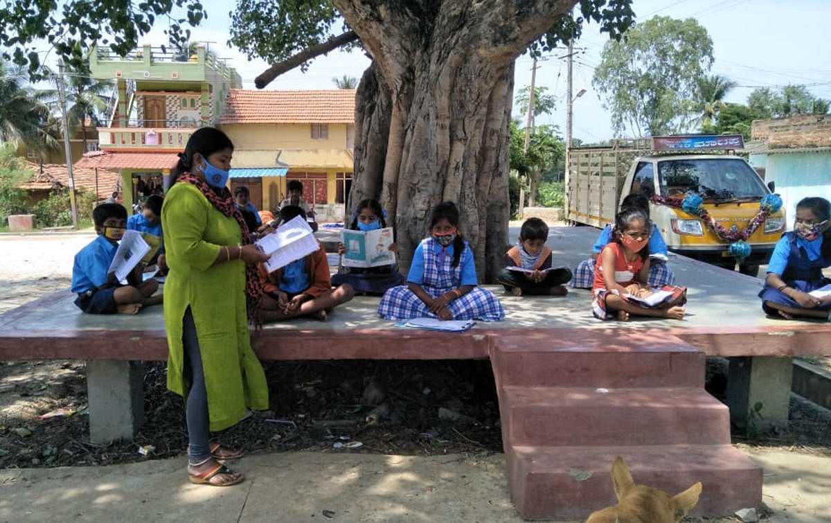 A teacher conducts a class under a tree (Vidyagama) owing to the Covid-19 pandemic in Mysuru. DH File Photo