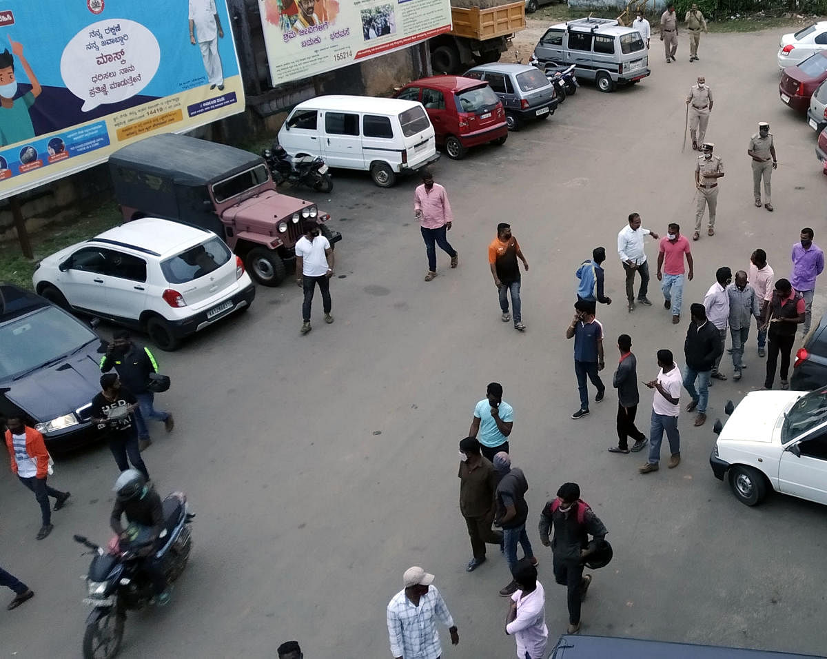 Police dispersed the group of youth in front of Somwarpet Taluk Panchayat after they got into a fight.