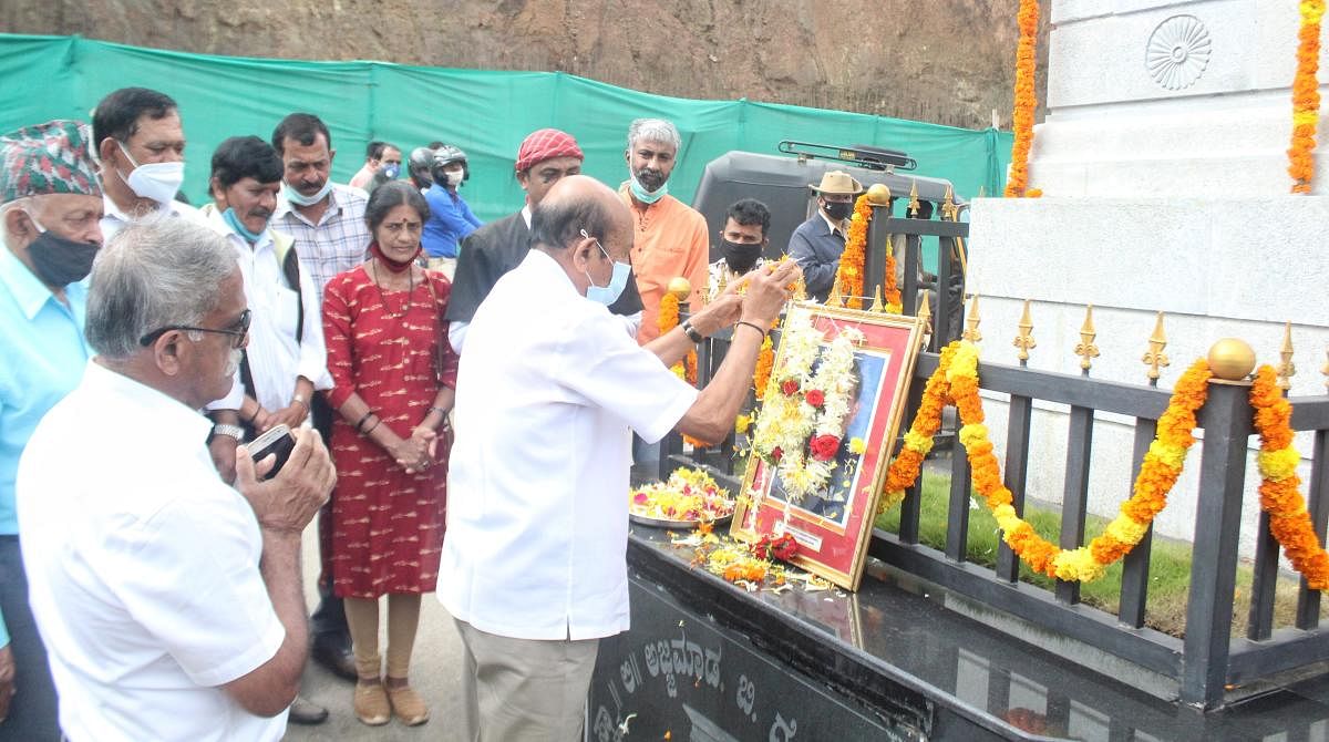 Dignitaries pay floral tributes to the portrait of Squadron Leader Ajjamada B Devaiah in Madikeri on the occasion of the 88th birth centenary of the latter, on Thursday.