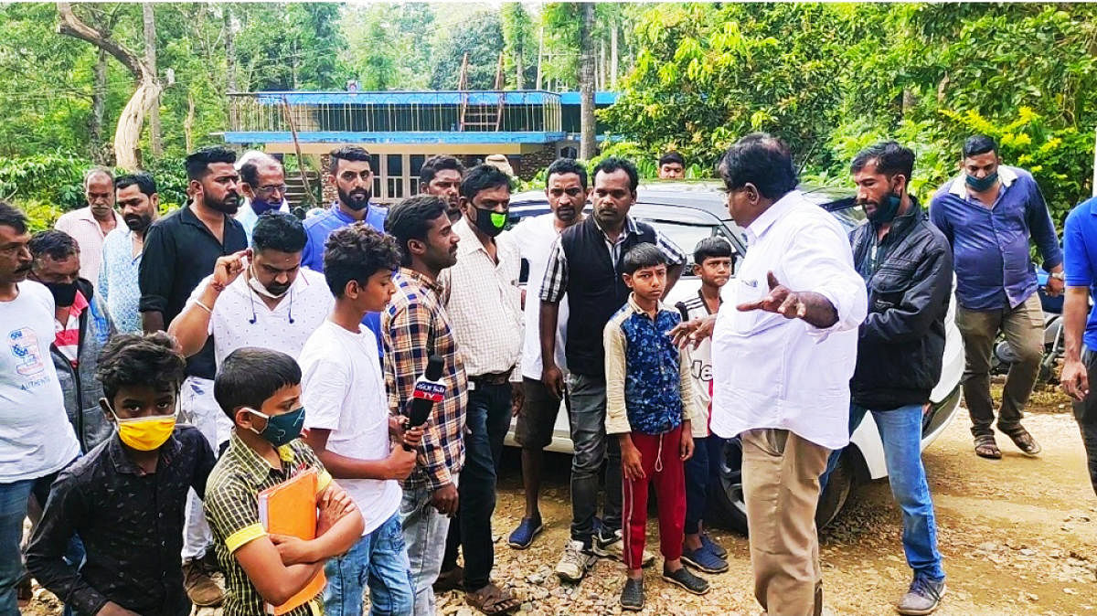 Villagers protest over the poor quality of road work at Metnalla-Andagove Paisari in Kambibane.