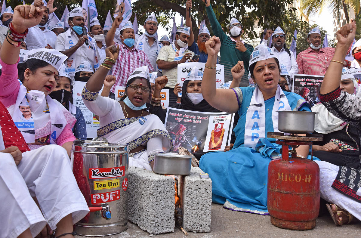 AAP workers stage a protest against the LPG price rise at Maurya Circle, Bengaluru, on Saturday. DH PHOTO/M S MANJUNATH