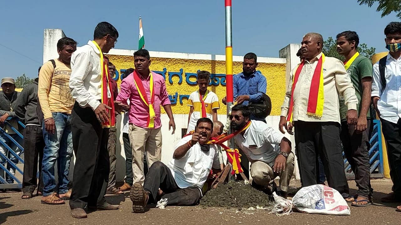 Kannada activists protesting against police who attempted to prevent them from installing Kannada flag and protecting the flag pole in Belagavi. Credit: DH Photo