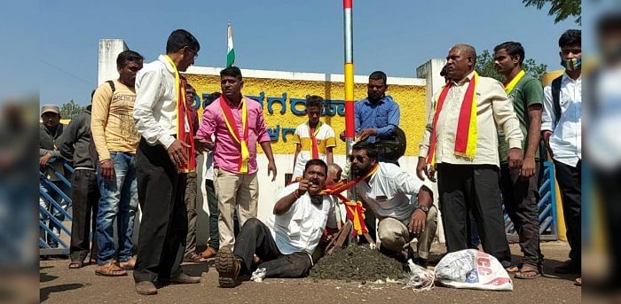 Kannada activists protesting against police who attempted to prevent them from installing Kannada flag in Belagavi on Monday. Credit: DH Photo