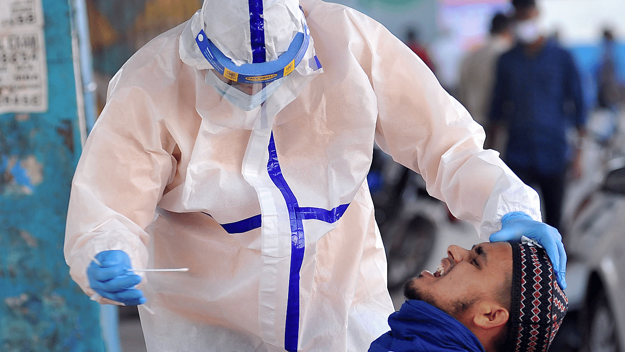 A BBMP medical staff collect Covid-19 test samples in Bengaluru. Credit: DH Photo