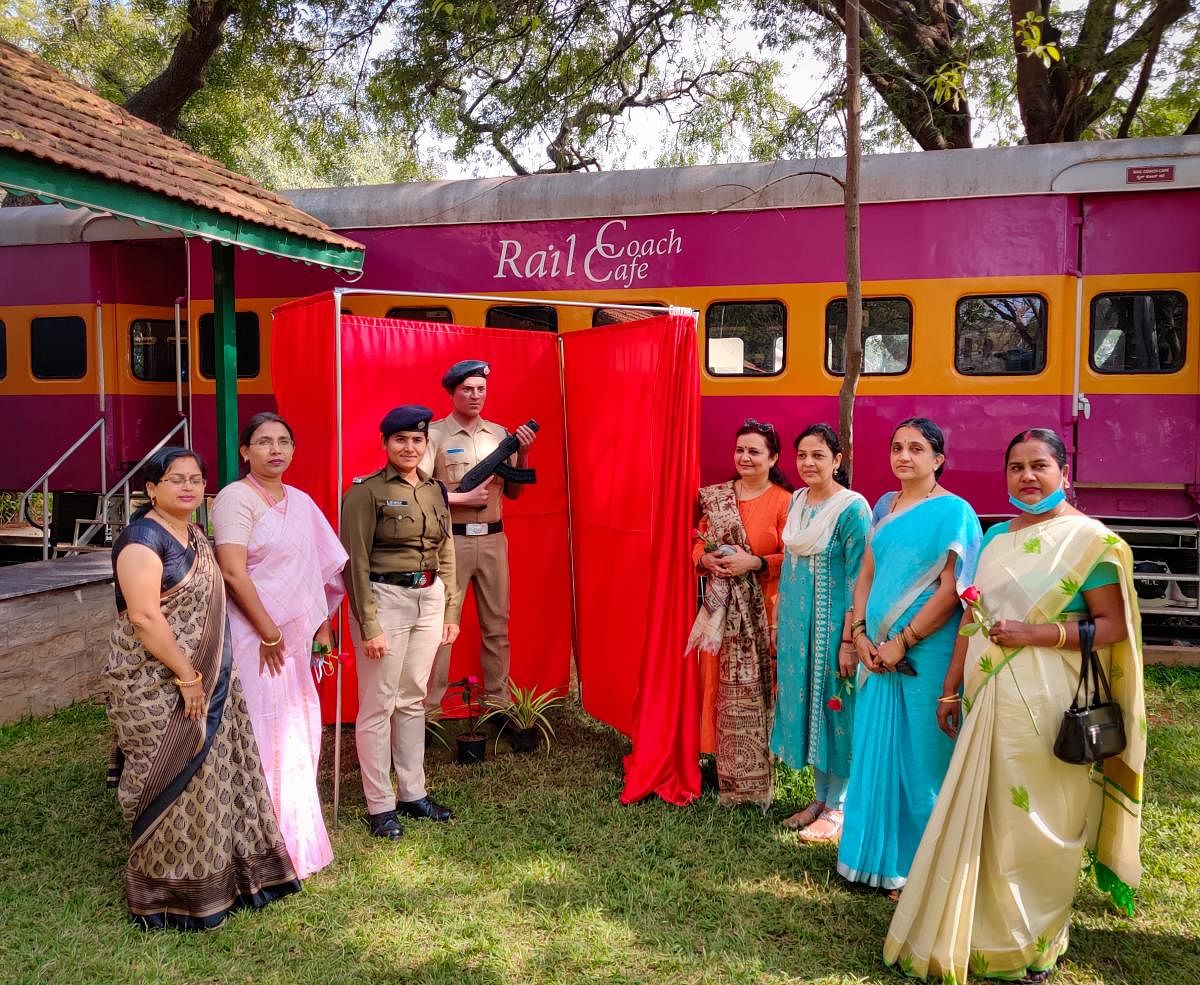 President of South Western Railway Women’s Welfare Organisation Sujatha Singh unveils the life size figurine of a member of the Indian Railway Protection Force Services (earlier RPF) at the Rail Museum in Mysuru recently. DH PHOTO