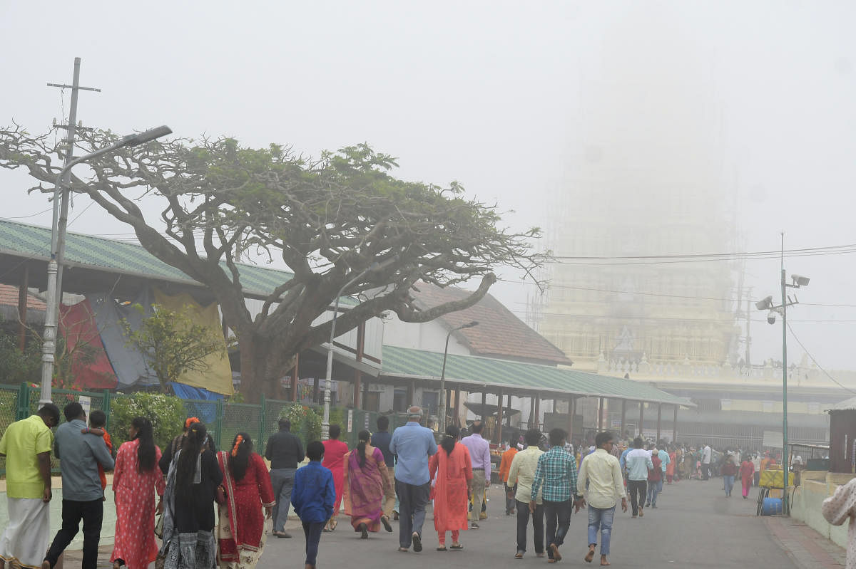 People on Chamundi Hill in Mysuru recently. DH FILE PHOTO