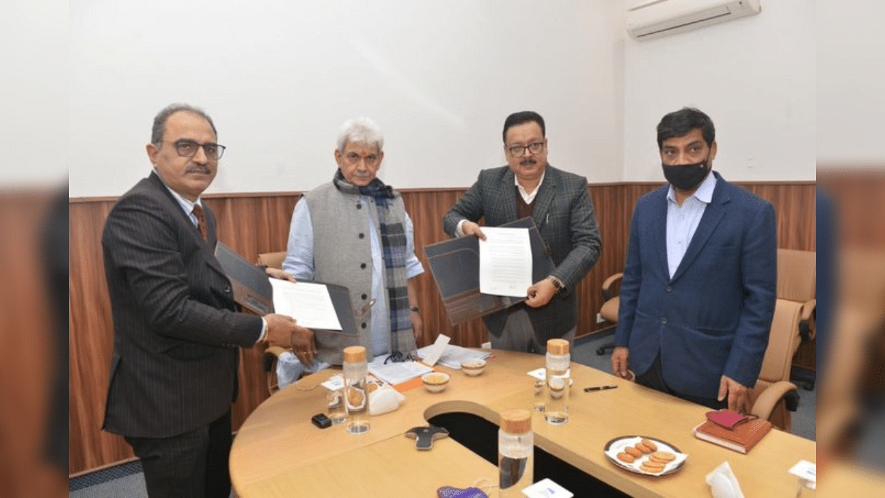 J&K government signs historic MoU with NAFED for high-density plantation of apple, walnut, cherry & other horticulture produce. Credit: Twitter/@ddnews_jammu