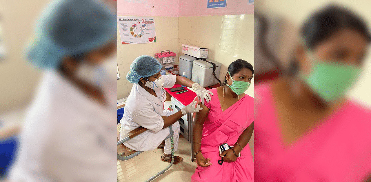 A vaccinator in Anekal PHC, Bengaluru Urban inoculates an ASHA worker as part of the dry vaccine run in Karnataka. Credit: DH. 