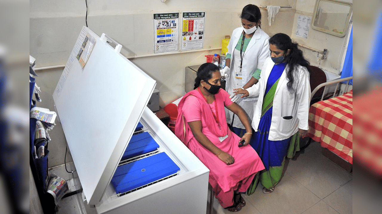 Medical staff takes part in the dry run at the BBMP Primary Health Centre (PHC) at Vidyapeetha, Bengaluru on Saturday, January 02, 2021. DH Photo/Pushkar V