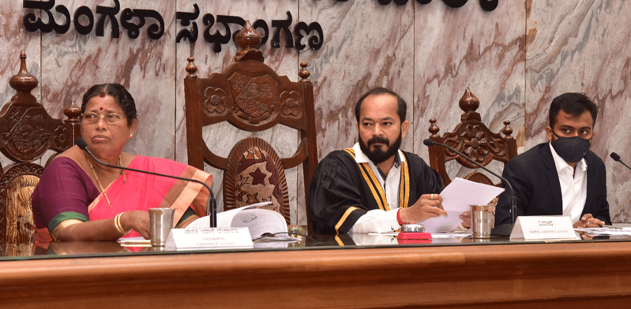 Mayor Diwakar chairs council meeting in the council hall of Mangaluru City Corporation on December 31. Credit: DH File Photo