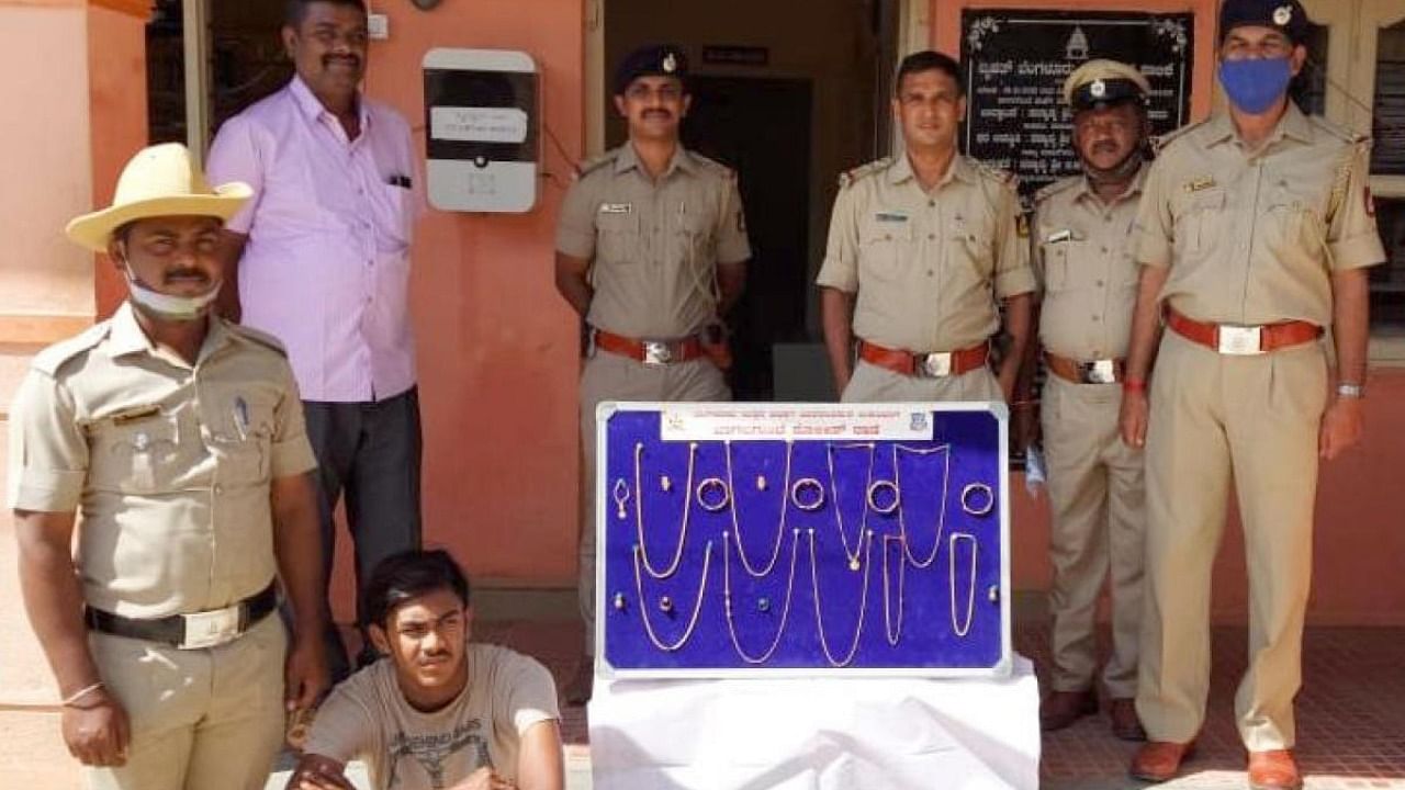 Bagalagunte police arrested 20-year-old burglar Suman and recovered Rs 10 lakh stolen property from him. Credit: DH Photo.