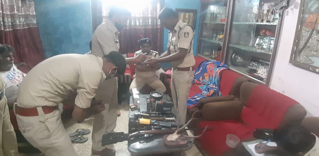 Forest Department sleuths seizing weapons and other equipment used for hunting from the residence of accused Mohammad Alikhan at Nehru Nagar in Belagavi on Monday. Credit: DH Photo
