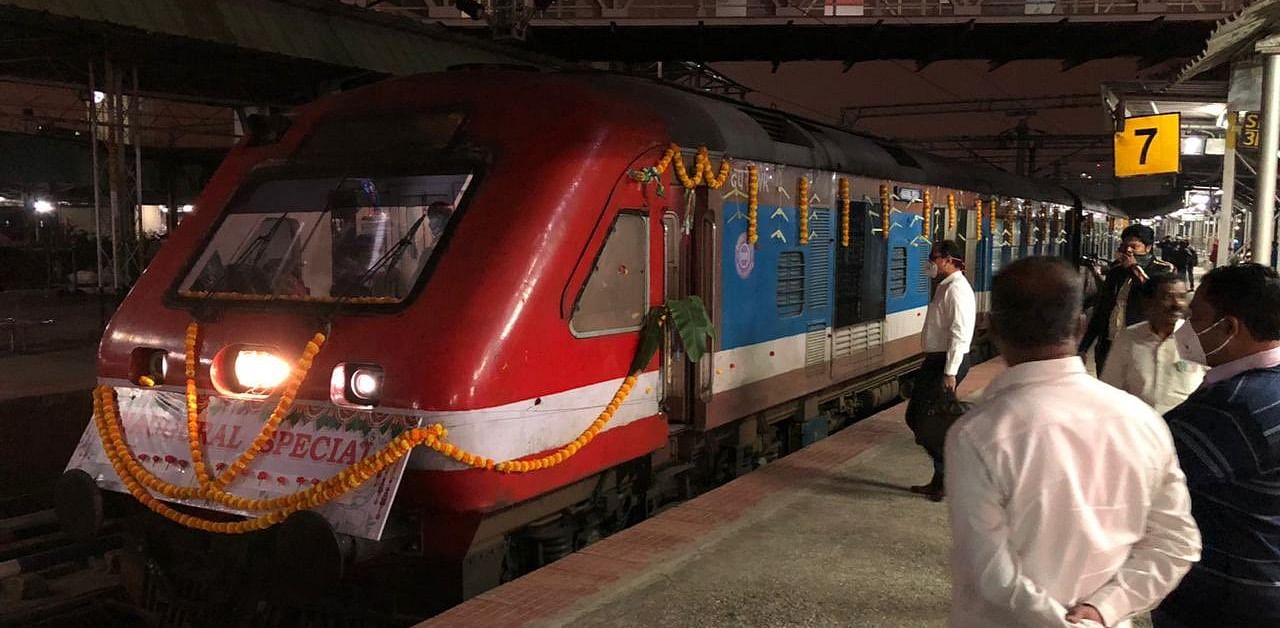 The first of the 10 trains on the Airport line rolled out from the K S R Bengaluru Railway Station exactly at 4.45 am. Credit: DH Photo