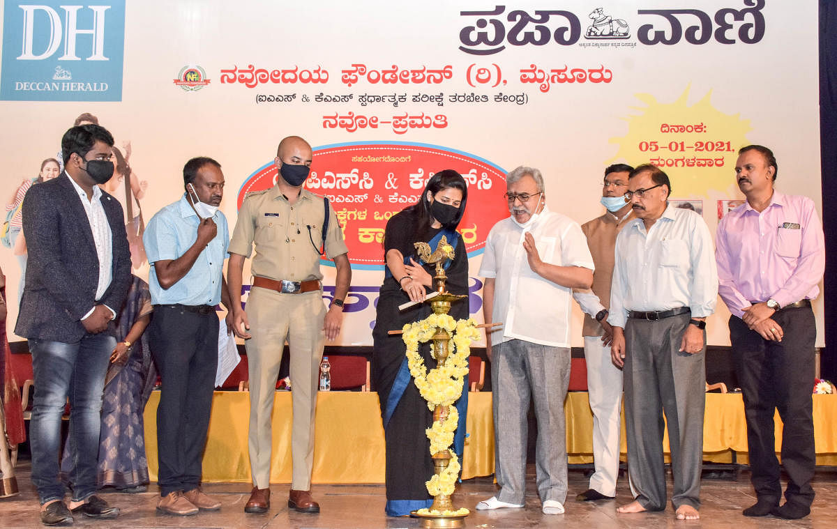 DC Rohini Sindhuri inaugurates the free workshop, organised by DH-PV, in association with Navodaya Foundation and Navo-Pramati School of Civil Services, for UPSC and KPSC aspirants, at Kalamandira in Mysuru on Tuesday. Credit: DH.