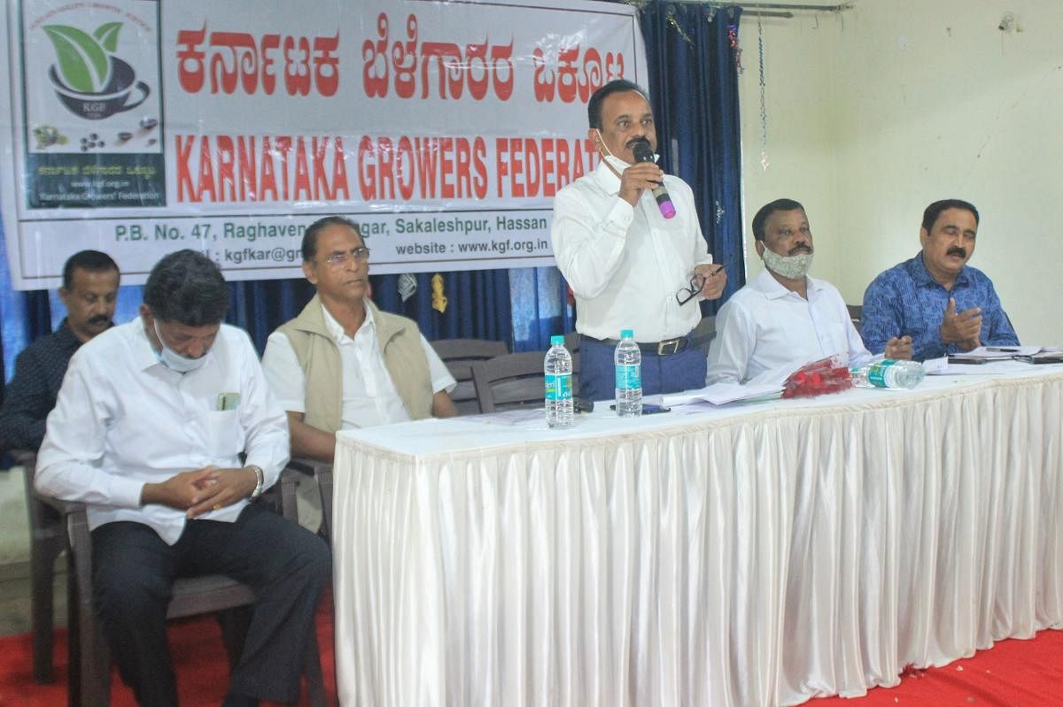 Karnataka Growers Federation president Dr H T Mohan Kumar addresses office-bearers of 23 growers organisations from Hassan, Chikkamagaluru and Kodagu districts in Madikeri on Tuesday. Credit: DH.