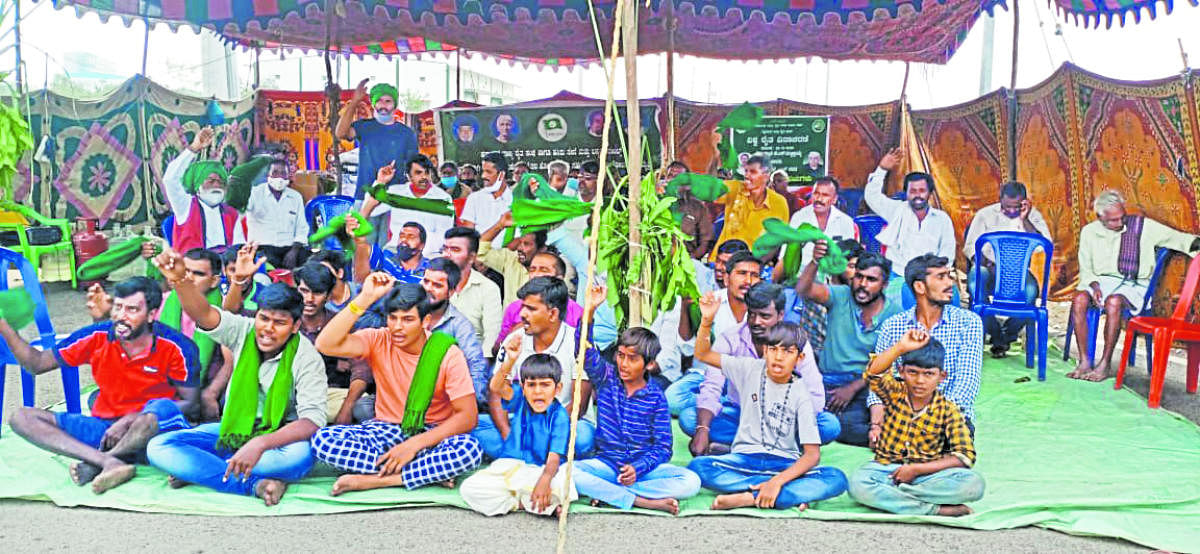 Residents of Immavu staged a protest near Asian Paints in Nanjangud taluk, Mysuru district, recently.