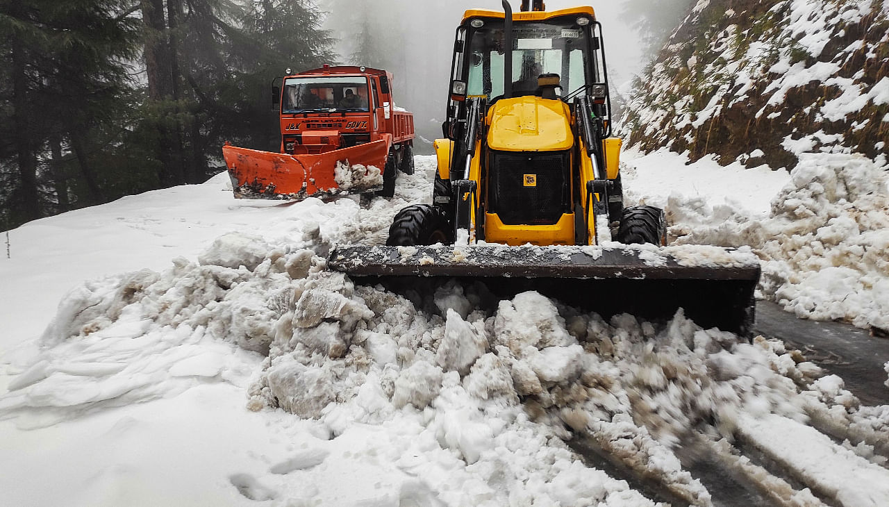 A snow clearing vehicle removes snow off the road making way for the vehicles to ply, in Bhadarwah, Tuesday, Jan. 5, 2021. Credit: PTI Photo