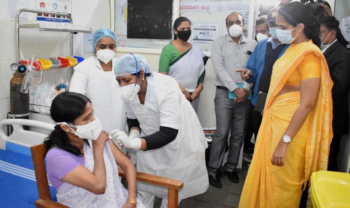 Deputy Commissioner Annies Kanmani Joy inspects the dry run for the vaccinationin the district hospital in Madikeri, on Friday.