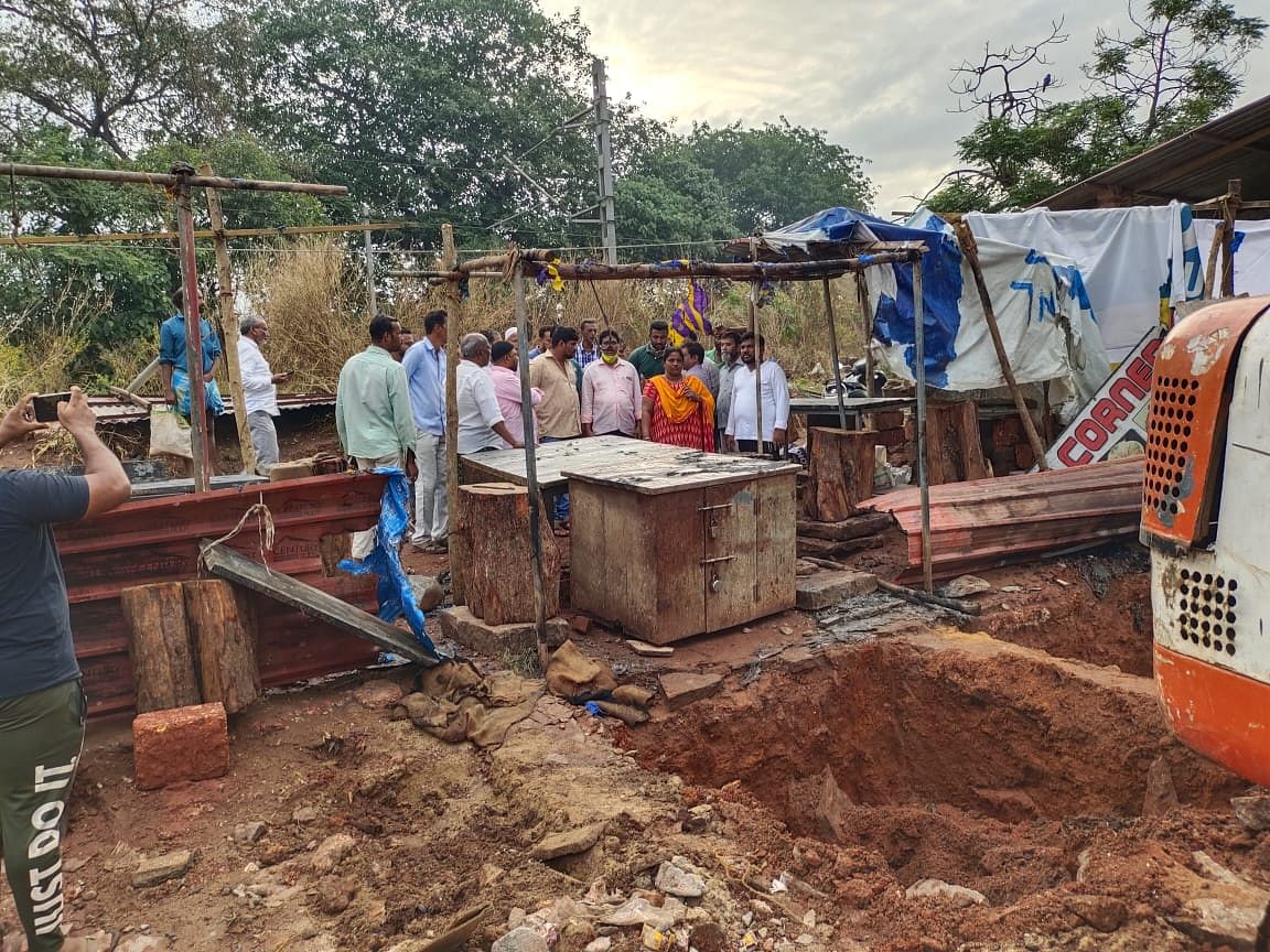 The meat stalls that were damaged in fire at Olapete in Thokkottu. Credit: DH Photo