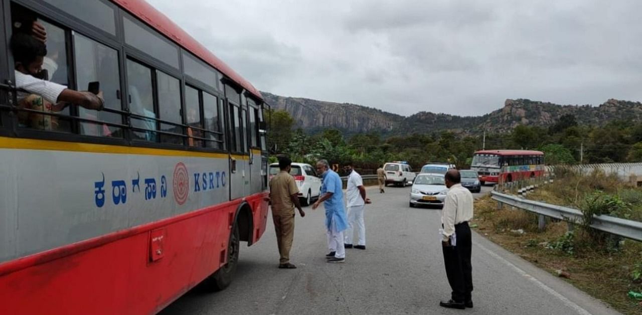 Primary and Secondary Education Minister S Suresh Kumar blocks KSRTC bus over not picking up students. Credit: DH Photo