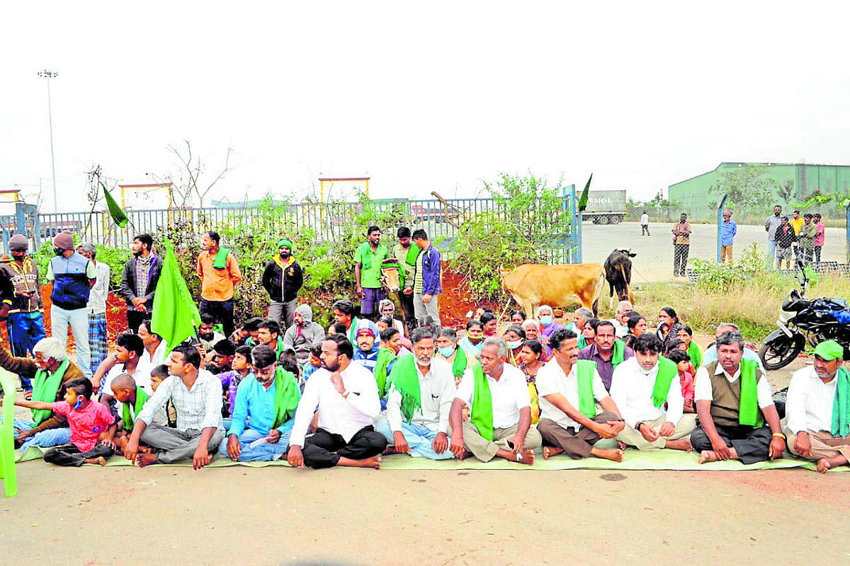 Farmers stage a protest, by blocking the entrance of Asian Paints factory at Immavu Industrial Area in Nanjangud taluk on Monday. DH PHOTO