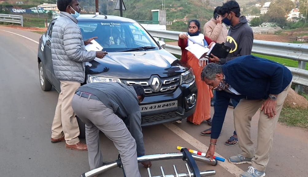 Clearing the crash guard of a vehicle. Representative image/Credit: DH File Photo