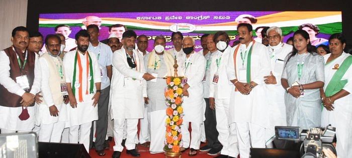 Karnataka Pradesh Congress Committee president D K Shivakumar inaugurates SankalpSamavesh in Hubballi on Monday. Leader of Opposition Siddaramaiah and others are seen. Credit DH Photo