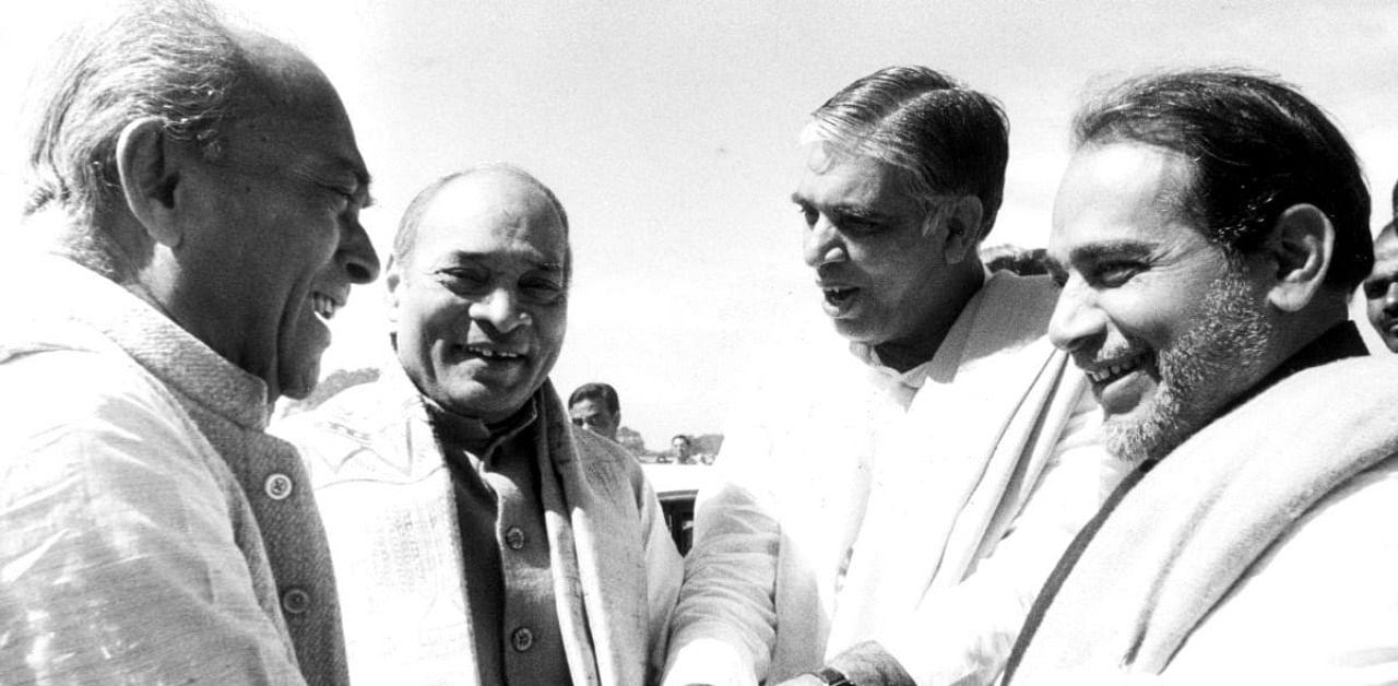 (From left) India’s first Union minister for panchayat raj S K Dey, former prime minister P V Narasimha Rao, former Karnataka minister for panchayat raj Abdul Nazir Sab and former chief minister Ramakrishna Hegde. DH File Photo
