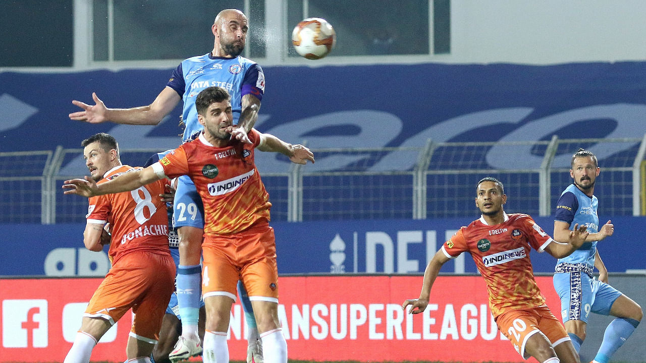 Peter William Hartley of Jamshedpur FC and Ivan Garrido Gonzalez of FC Goa during 7th season of the Hero Indian Super League between FC Goa and Jamshedpur FC. Credit: PTI Photo