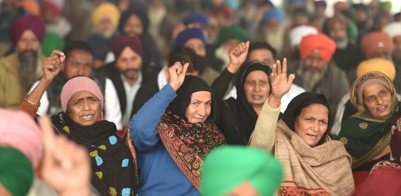 Farmers shout slogans during their ongoing protest against the new farm laws at Delhi-Haryana Singhu border in New Delhi, Thursday, Jan. 14, 2021. Credit: PTI Photo