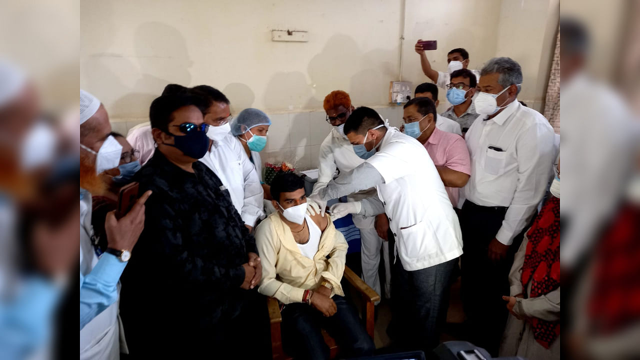 BIMS staff Ramesh Kumbhar being administered Covid-19 jab in the presence of MLAs Abhay Patil and Anil Benake at District Hospital in Belagavi on Saturday. Credit: DH photo by Eknath Agasimani