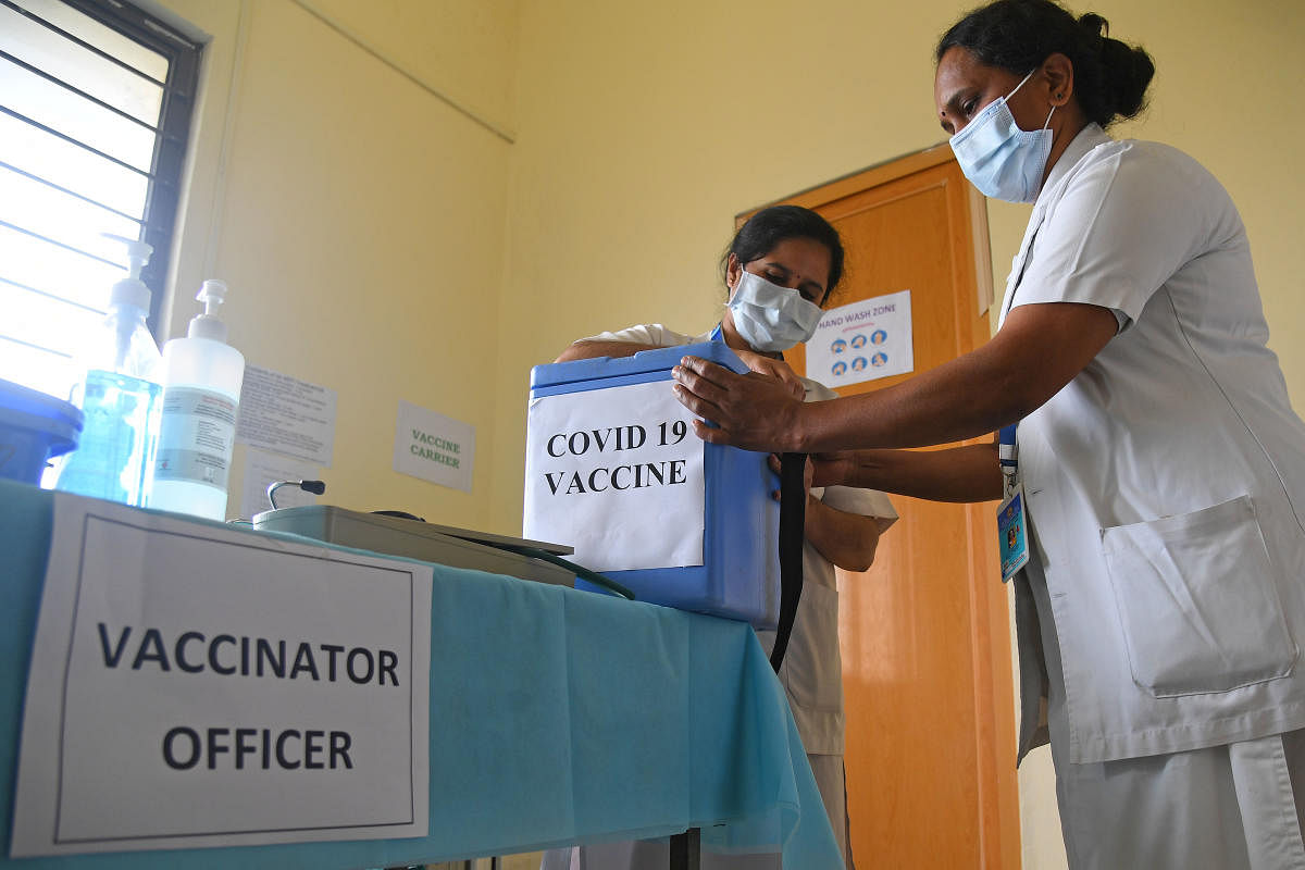Nursing officers at CV Raman general hospital gear up the vaccination drive, in Bengaluru on Friday. DH Photo/Pushkar V