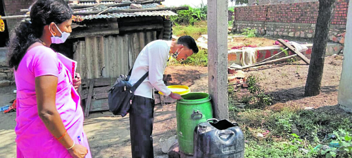 Health workers carry out a larvae survey at the fever-hit Arahunasi village in Gadag district. Credit: DH Photo