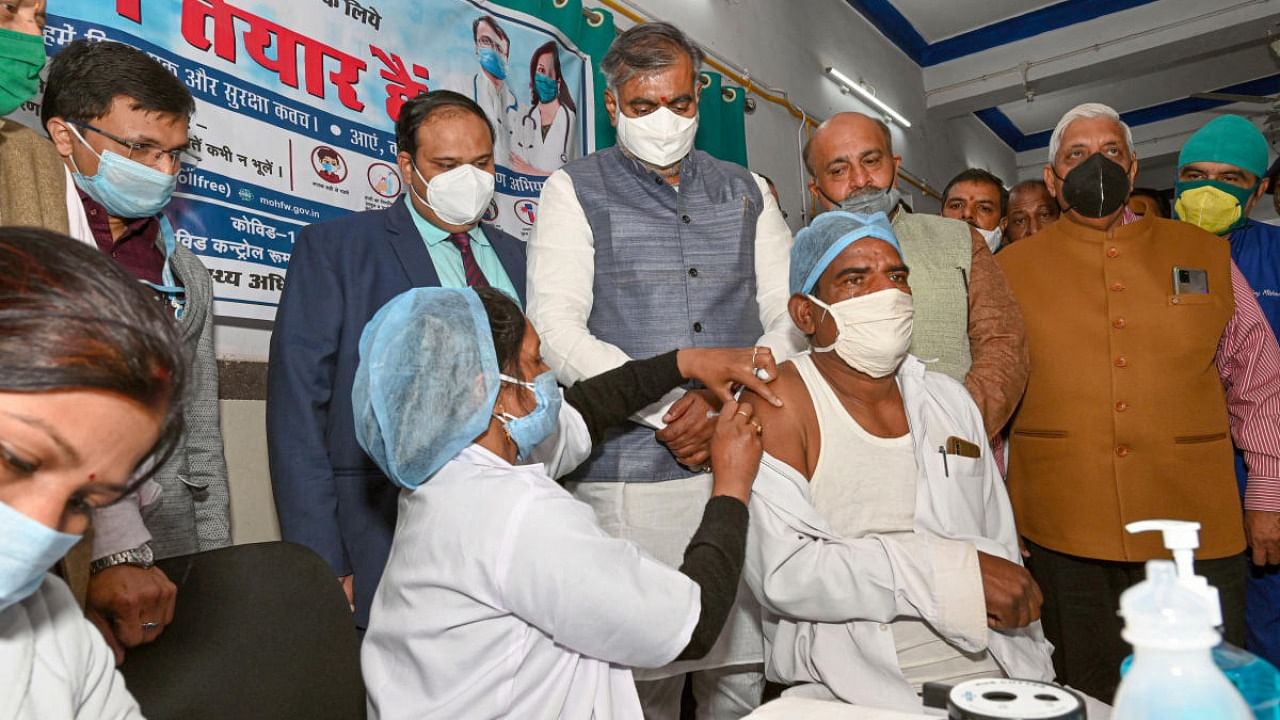 A medic administers the first dose of Covishield vaccine to a frontline worker, after the virtual launch of Covid-19 vaccination drive by Prime Minister Narendra Modi, at Victoria Hospital in Jabalpur. Credit: PTI.