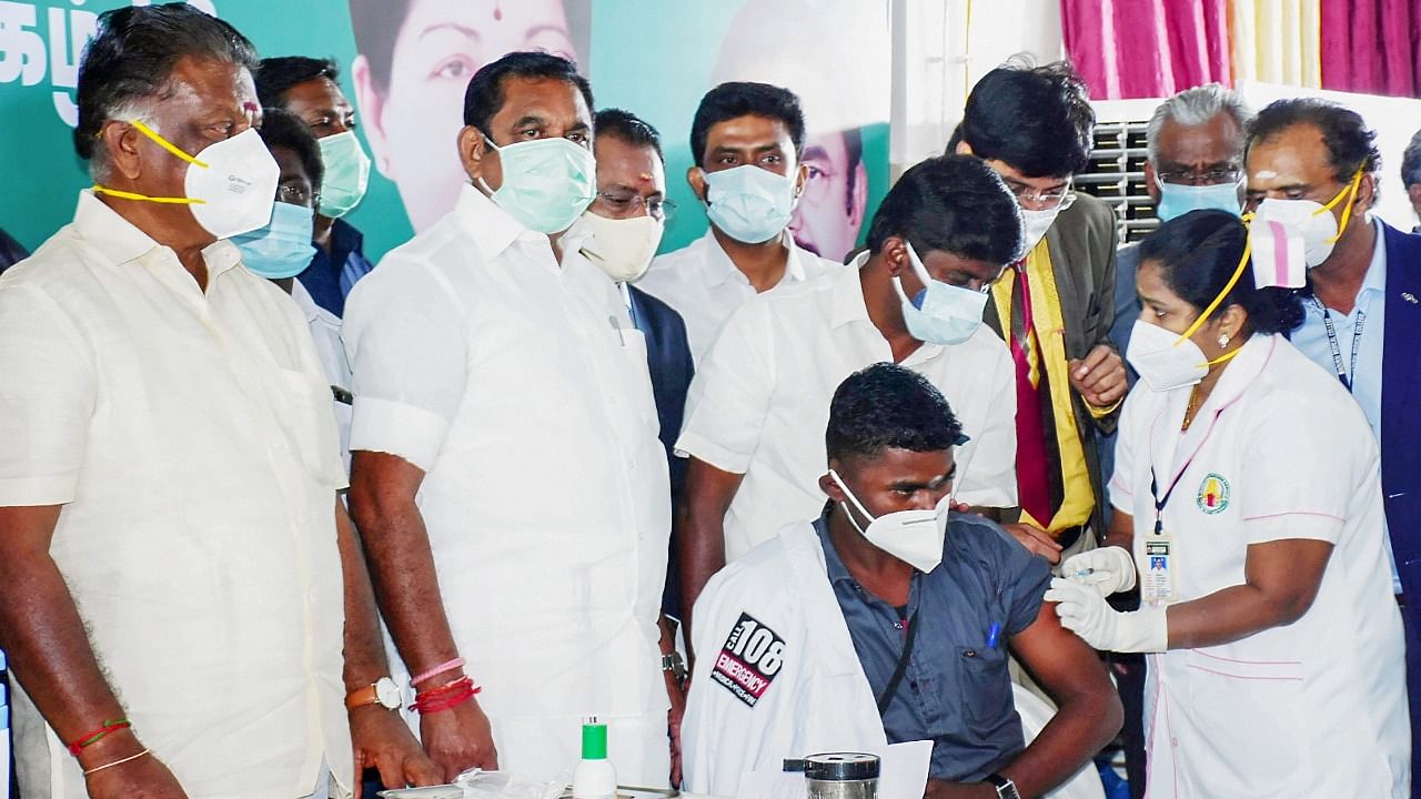 A medic administers the first dose of Covishield vaccine to a health worker in the presence of Tamil Nadu CM Edappadi K Palaniswami. Credit: PTI Photo