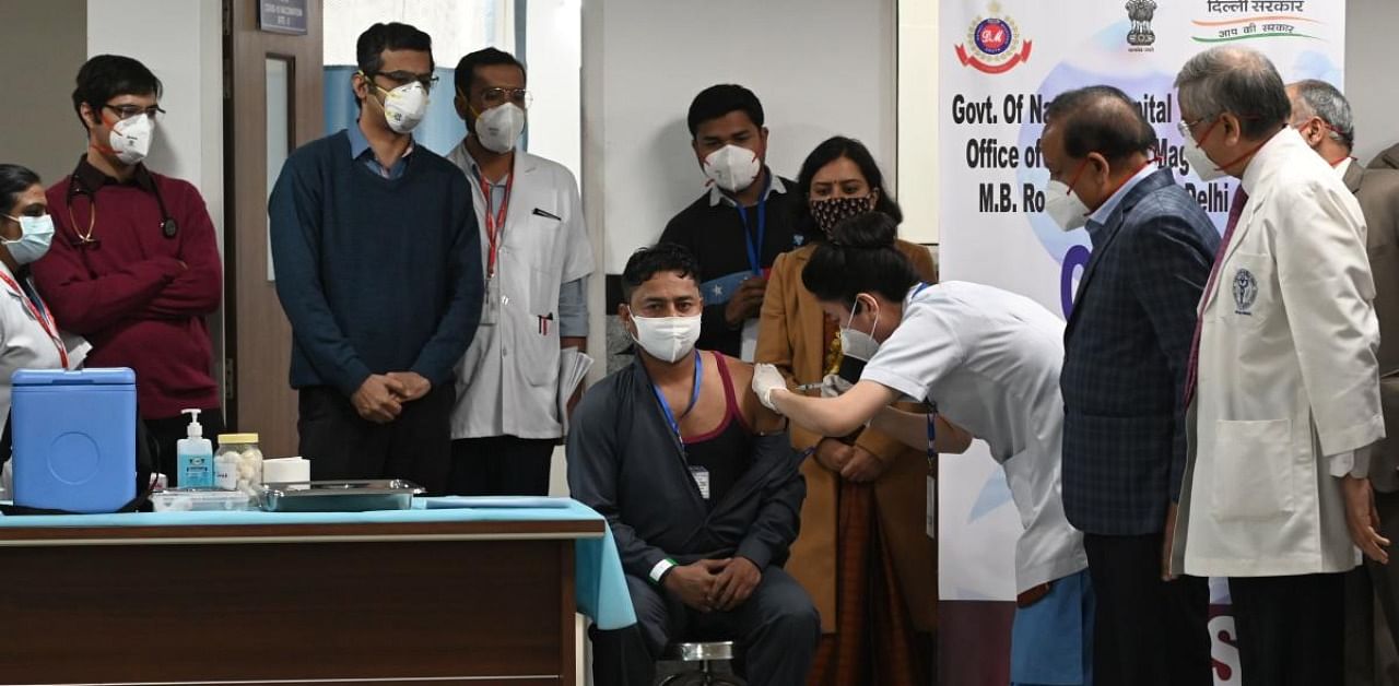 A medical worker inoculates a colleague with a Covid-19 coronavirus vaccine at the All India Institute of Medical Science (AIIMS) in New Delhi in January 16, 2021. Credit: AFP Photo