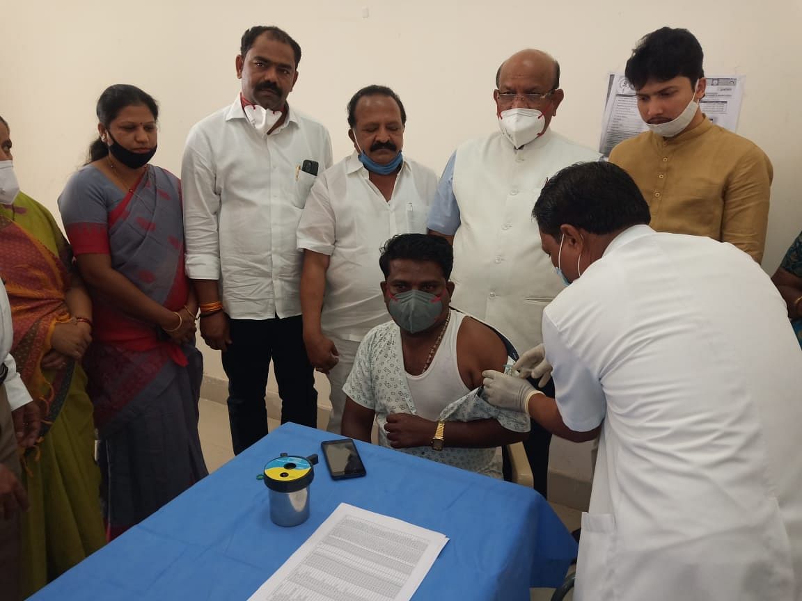 Ananthraj from Kalaburagi gets vaccinated. Credit: DH Photo