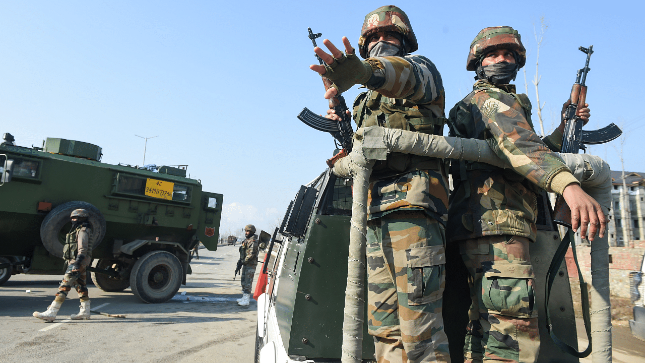Security personnel leave after an encounter with ilitants, at Lawaypora on the outskirts of Srinagar. Credit: PTI Photo